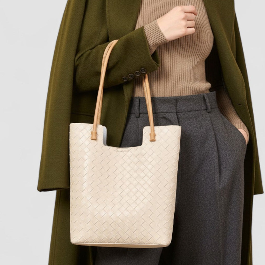 The Elowen Tote  in Pure Leather